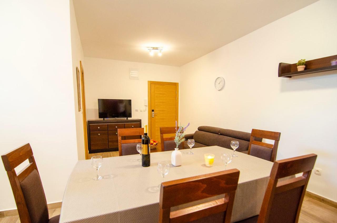 Apartments Sara 4 Бол Екстериор снимка