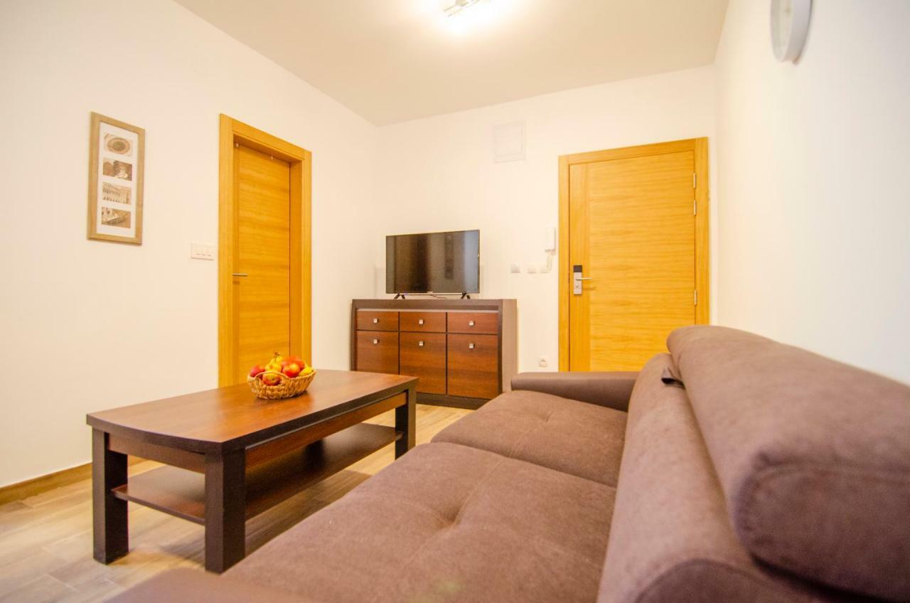 Apartments Sara 4 Бол Екстериор снимка