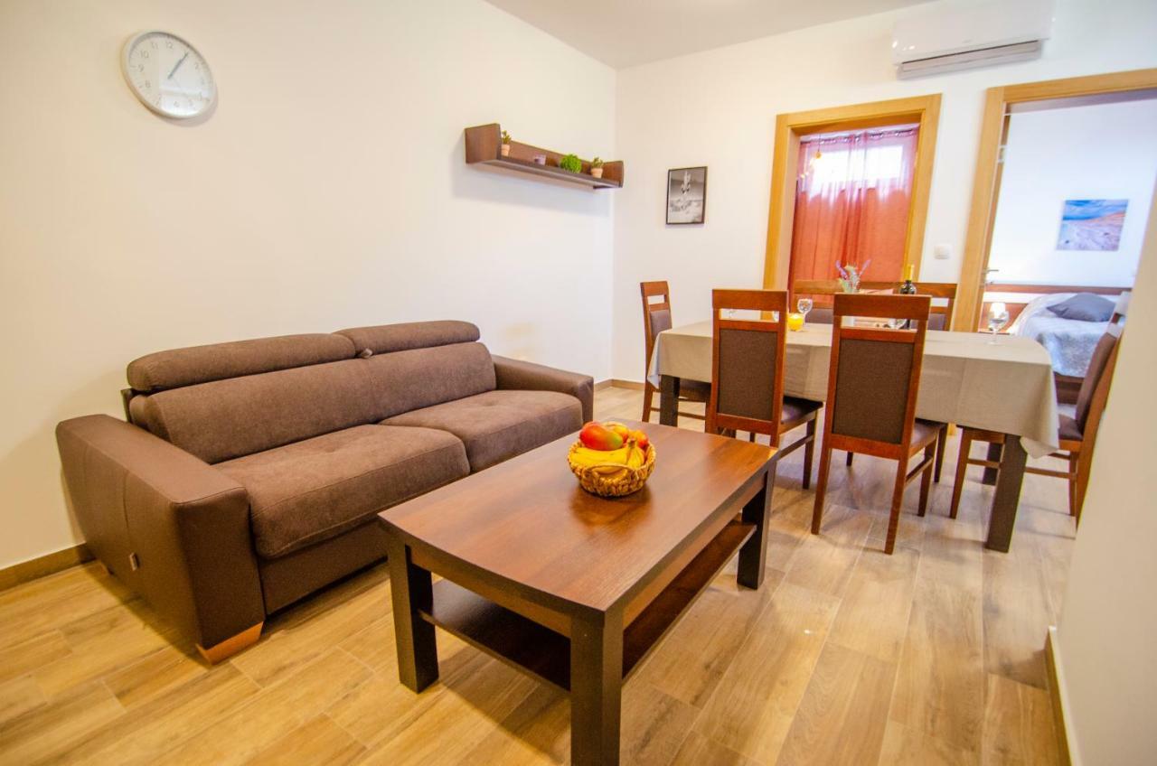 Apartments Sara 4 Бол Екстериор снимка
