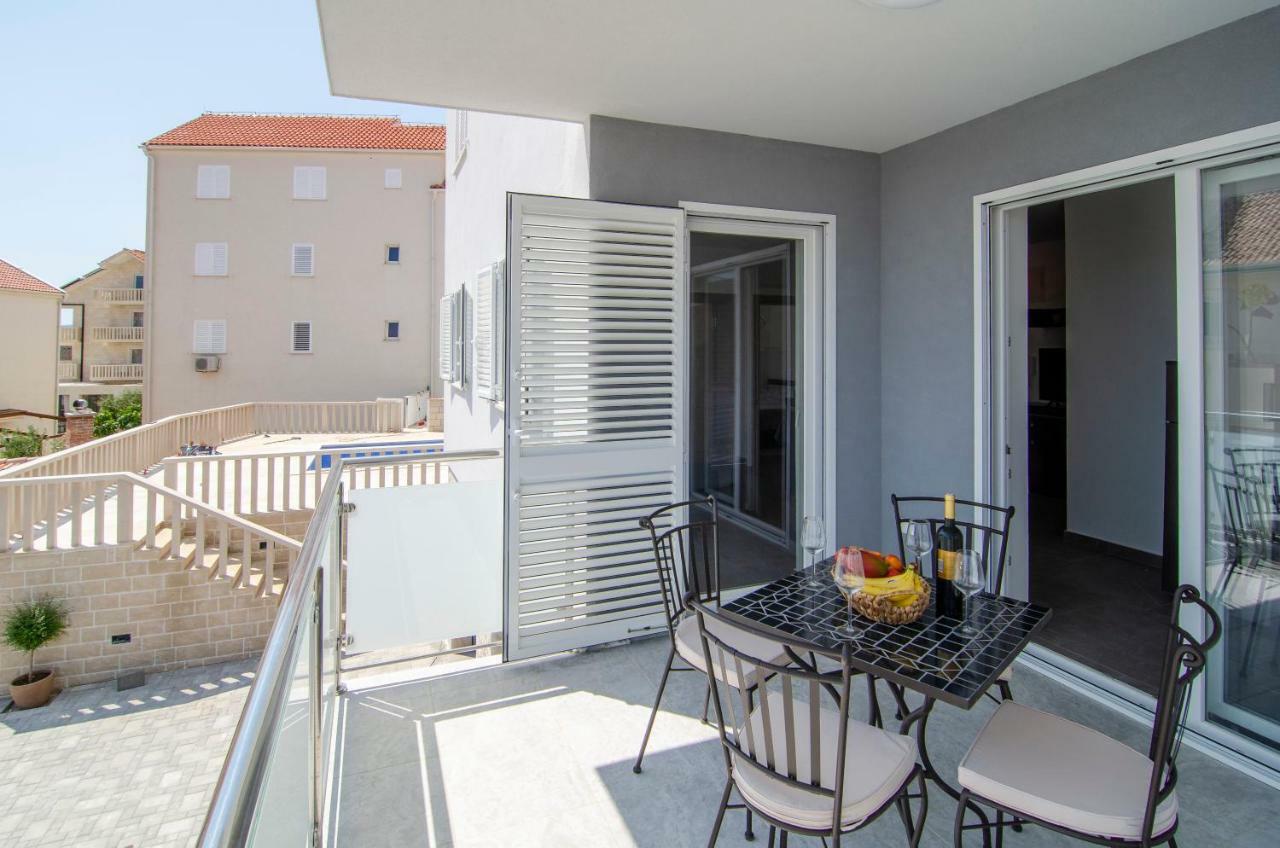 Apartments Sara 4 Бол Екстериор снимка
