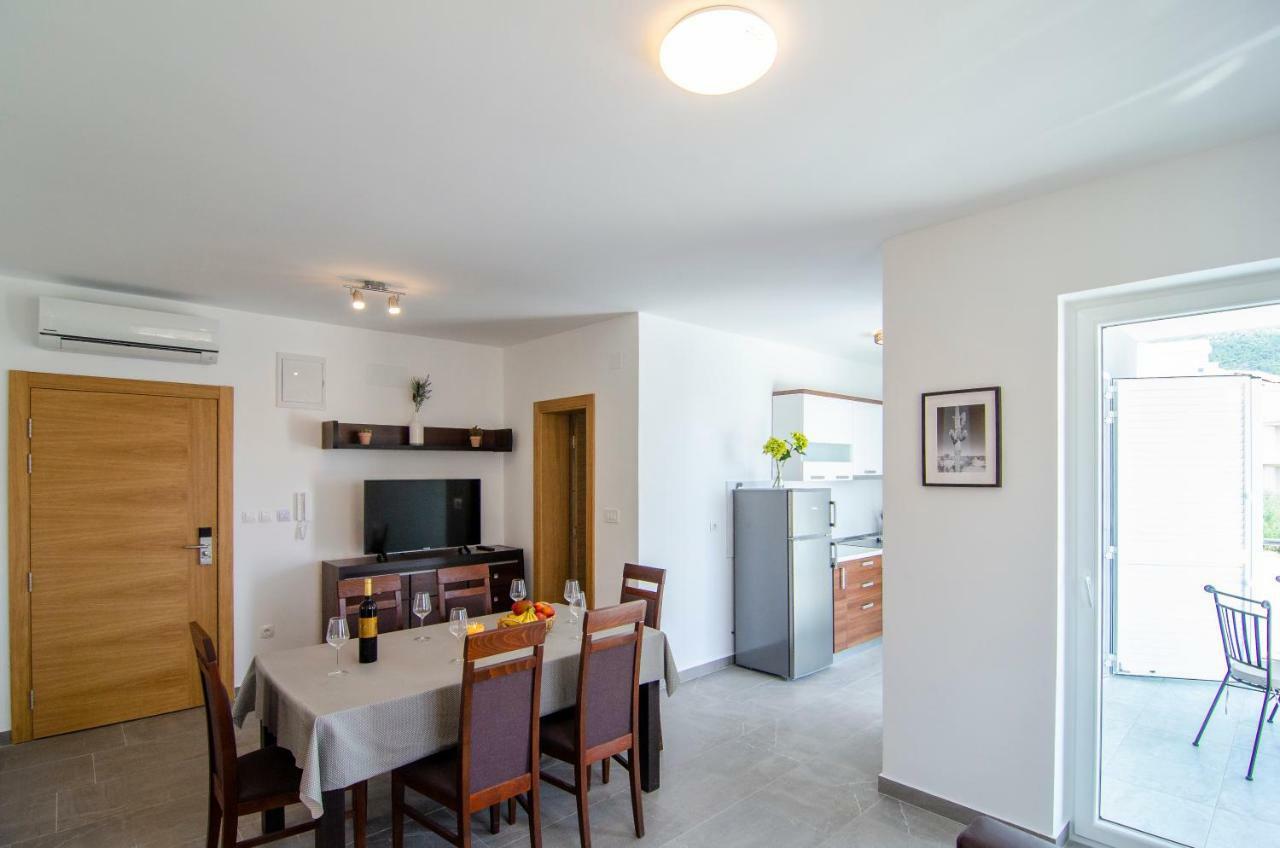 Apartments Sara 4 Бол Екстериор снимка