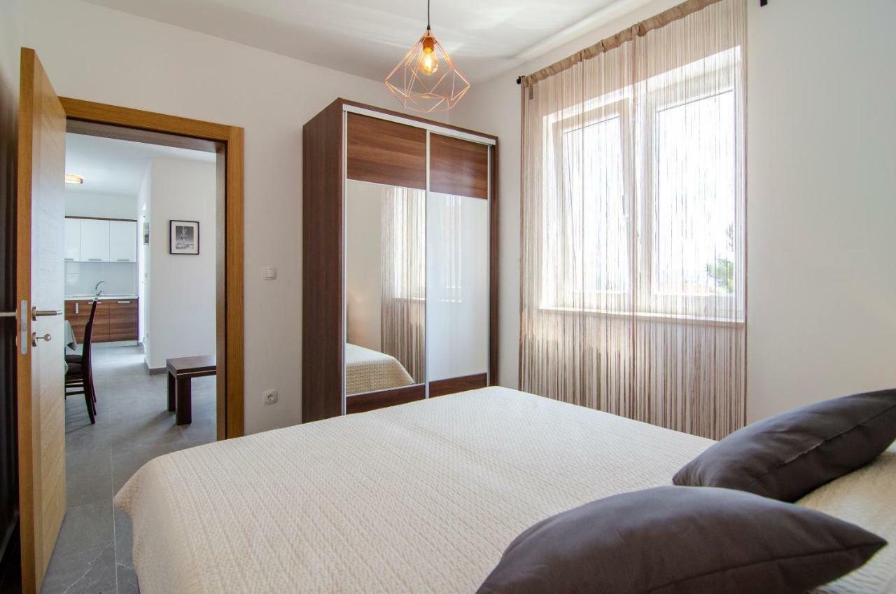 Apartments Sara 4 Бол Екстериор снимка