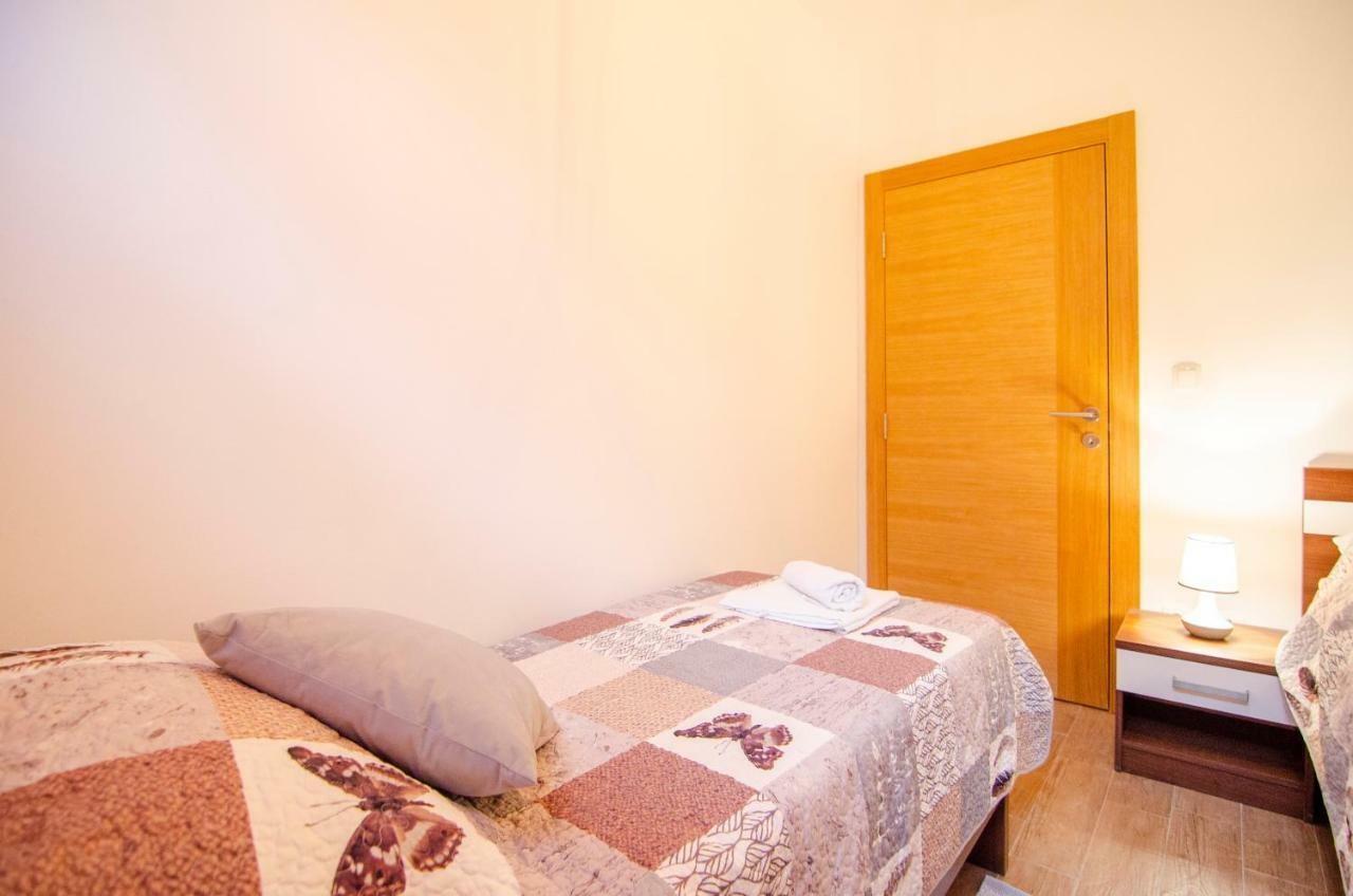 Apartments Sara 4 Бол Екстериор снимка