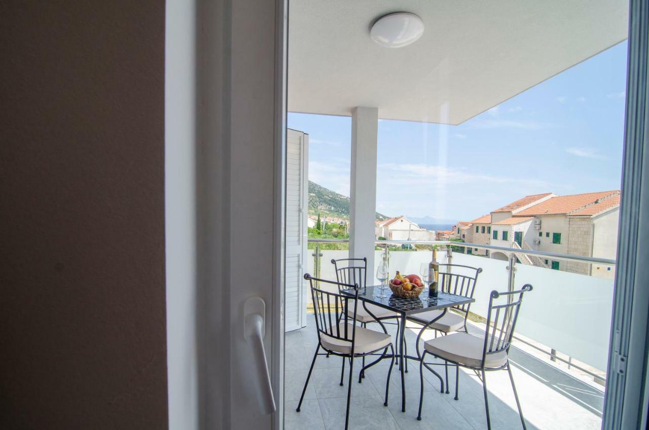 Apartments Sara 4 Бол Екстериор снимка