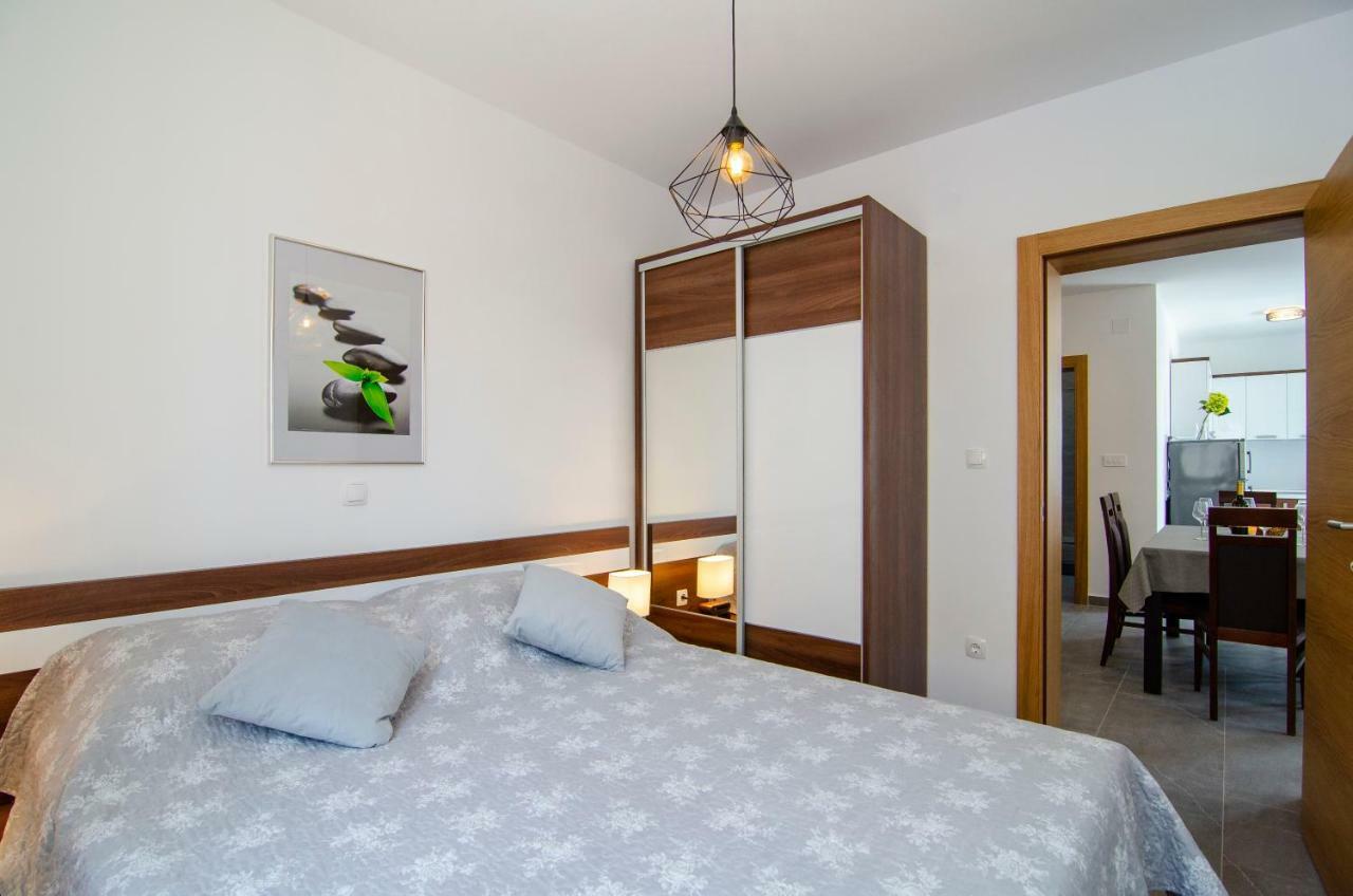 Apartments Sara 4 Бол Екстериор снимка
