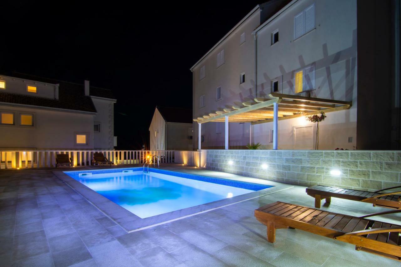 Apartments Sara 4 Бол Екстериор снимка