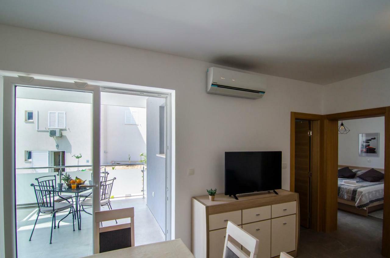 Apartments Sara 4 Бол Екстериор снимка
