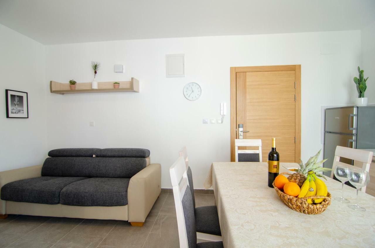 Apartments Sara 4 Бол Екстериор снимка