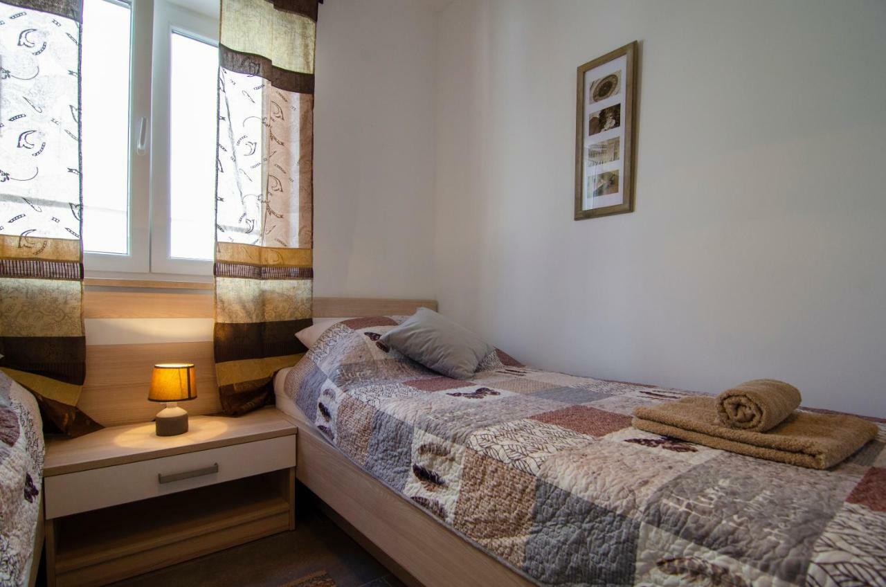 Apartments Sara 4 Бол Екстериор снимка
