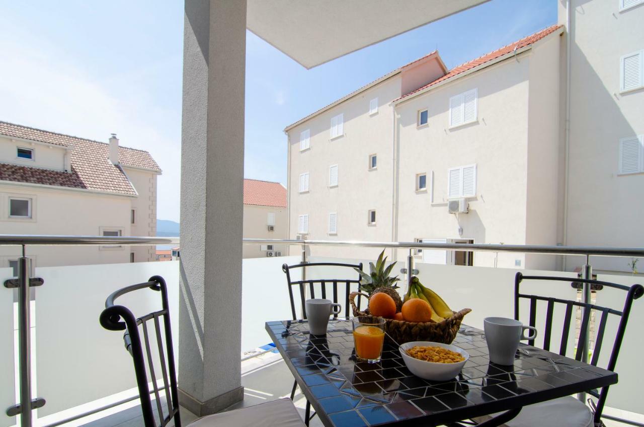 Apartments Sara 4 Бол Екстериор снимка