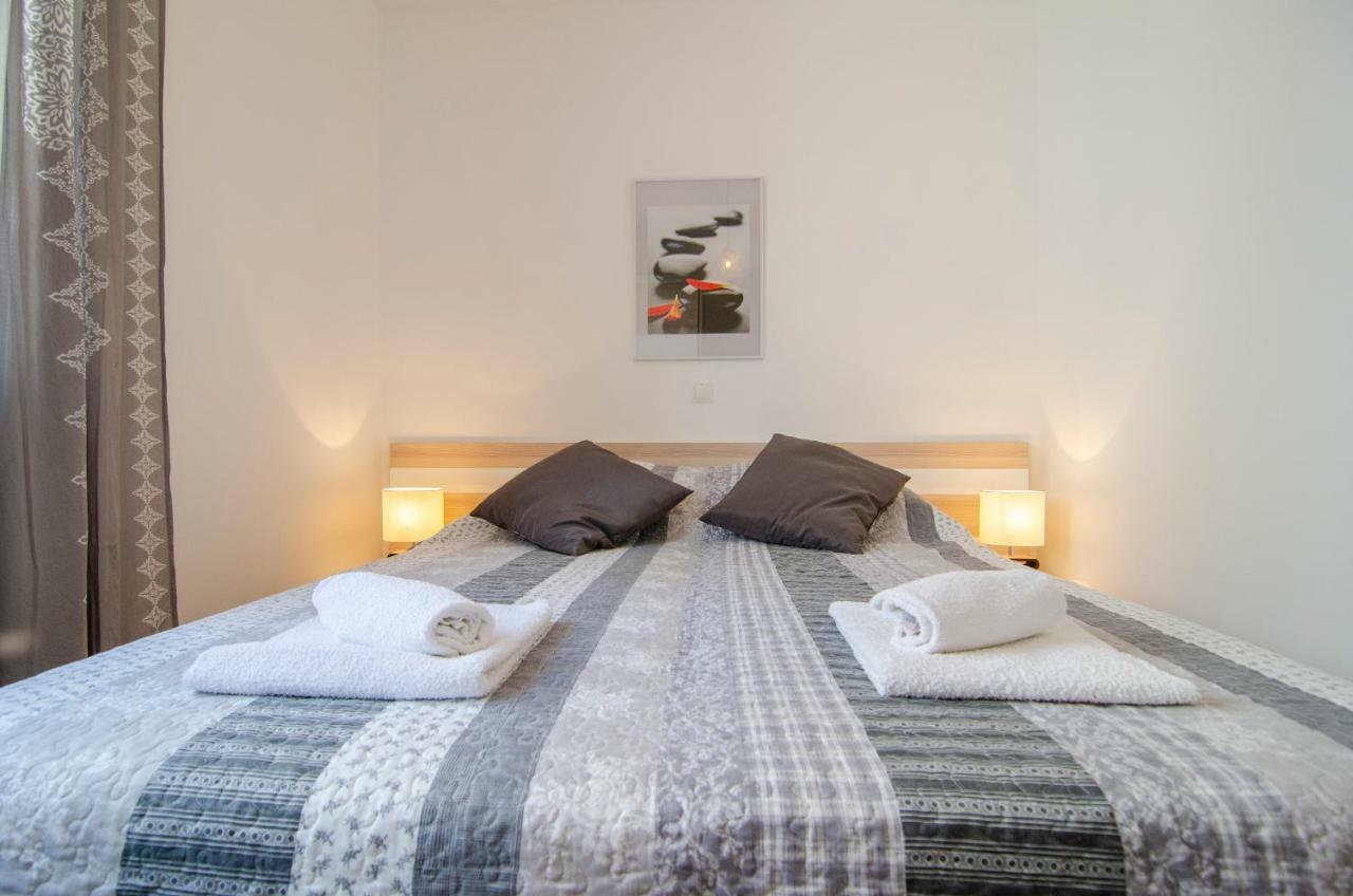 Apartments Sara 4 Бол Екстериор снимка
