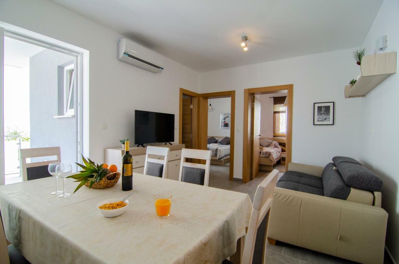 Apartments Sara 4 Бол Екстериор снимка