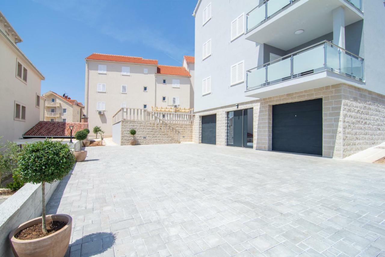Apartments Sara 4 Бол Екстериор снимка