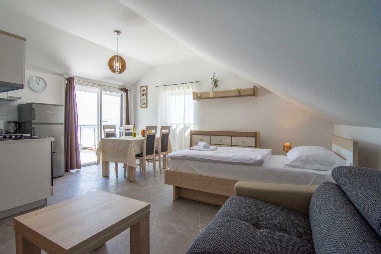 Apartments Sara 4 Бол Екстериор снимка